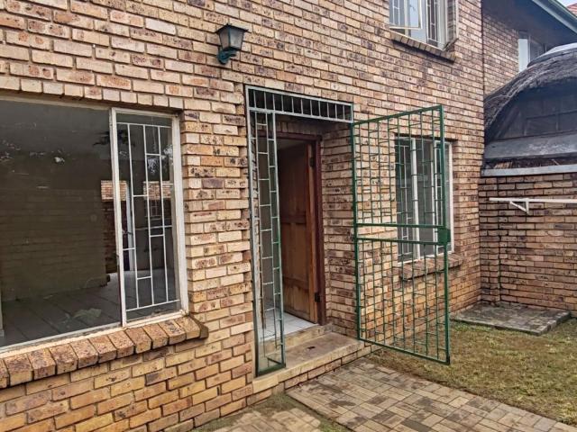 3 Bedroom Townhouse For Sale in Vanderbijlpark SE 3