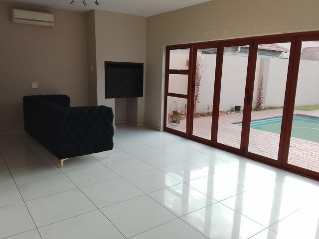 3 Bedroom Townhouse For Sale in Vanderbijlpark SE 8