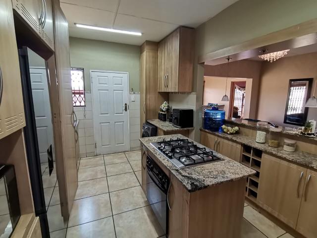 3 Bedroom Townhouse For Sale in Vanderbijlpark SE 8