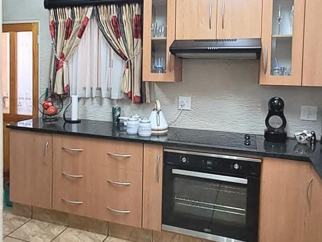 3 Bedroom Townhouse For Sale in Vanderbijlpark SE 8