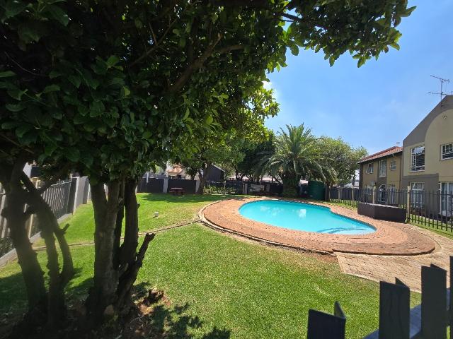 3 Bedroom Townhouse For Sale in Verwoerdpark
