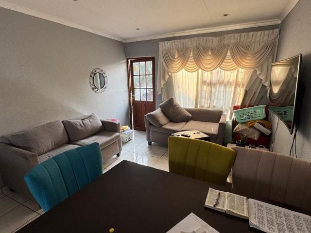 3 Bedroom Townhouse For Sale in Verwoerdpark