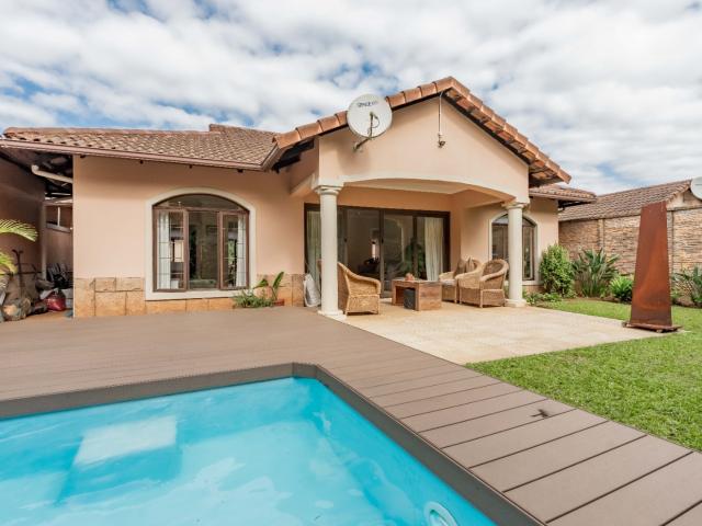 3 Bedroom Townhouse For Sale in Waterfall