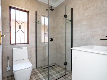 3 Bedroom Townhouse For Sale in Waterfall