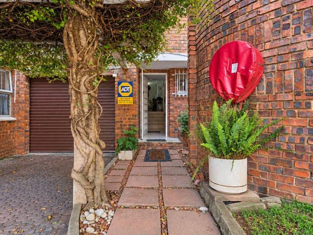 3 Bedroom Townhouse For Sale in Waterkloof Heights