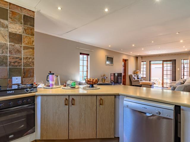 3 Bedroom Townhouse For Sale in Weltevreden Park