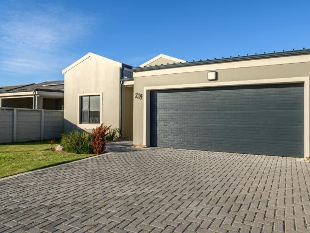 3 Bedroom Townhouse For Sale in Westbrook
