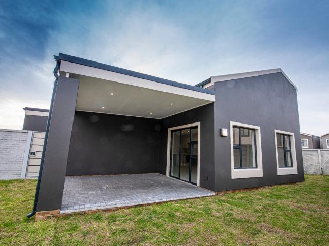 3 Bedroom Townhouse For Sale in Westbrook