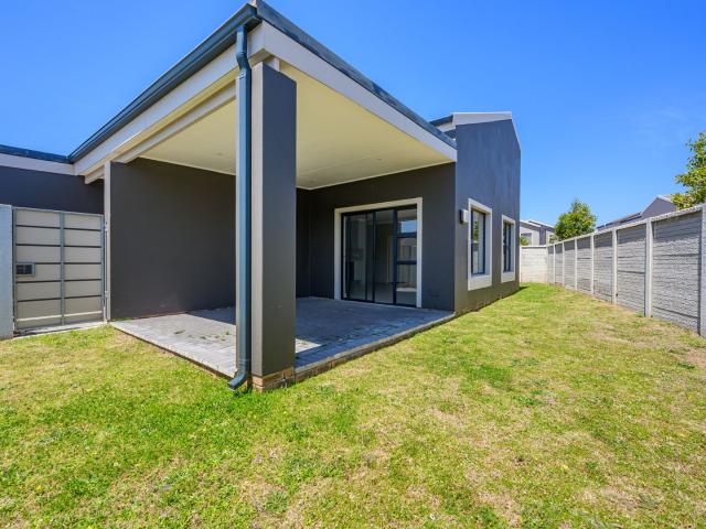 3 Bedroom Townhouse For Sale in Westbrook