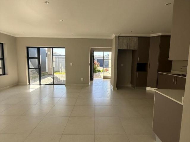 3 Bedroom Townhouse For Sale in Westbrook