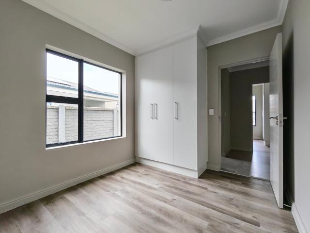3 Bedroom Townhouse For Sale in Westbrook