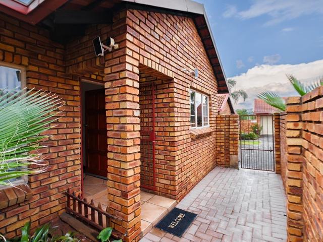 3 Bedroom Townhouse For Sale in Wierdaglen Estate