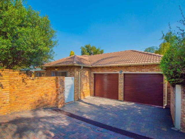 3 Bedroom Townhouse For Sale in Wilgeheuwel
