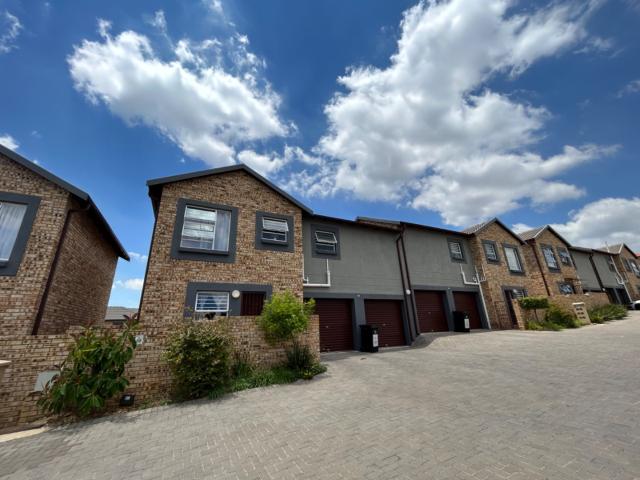 3 Bedroom Townhouse For Sale in Wilgeheuwel