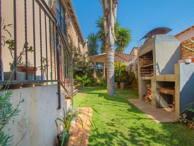 3 Bedroom Townhouse For Sale in Wilgeheuwel