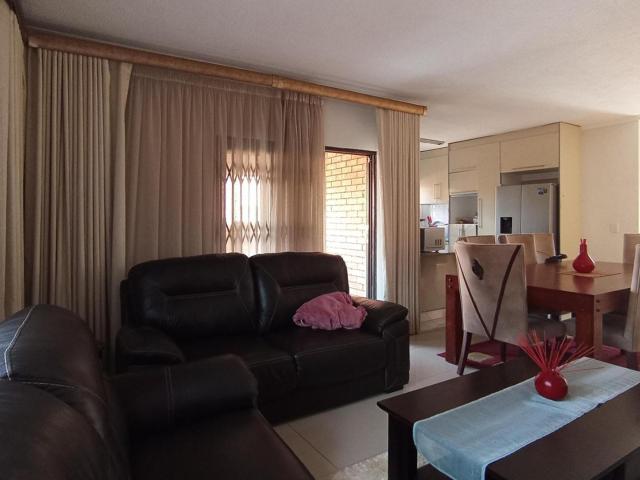 3 Bedroom Townhouse For Sale in Willow Park Manor