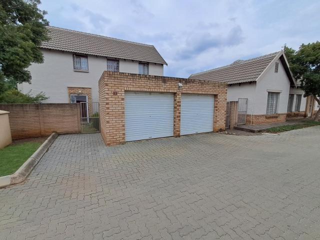 3 Bedroom Townhouse For Sale in Willow Park Manor