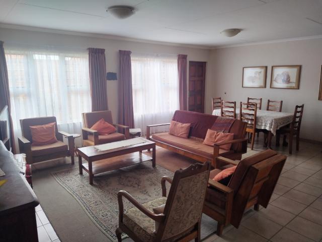 3 Bedroom Townhouse For Sale in Willow Park Manor