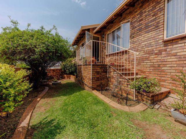 3 Bedroom Townhouse For Sale in Wilro Park