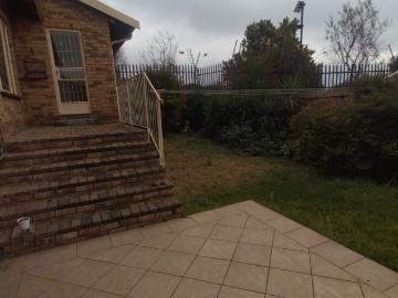 3 Bedroom Townhouse For Sale in Wilro Park
