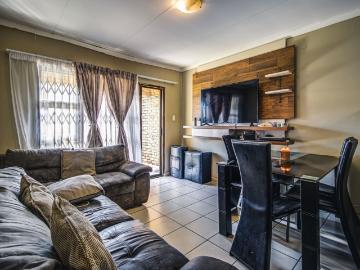3 Bedroom Townhouse For Sale in Witfield