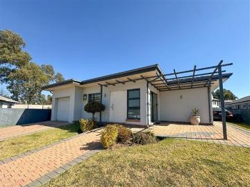 House to rent in Mackenzie Park