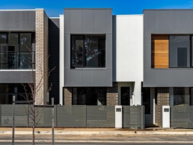 3 Bedroom Townhouse In Bluestone Estate!