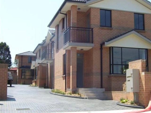 3 BEDROOM TOWNHOUSE IN BOUTIQUE COMPLEX