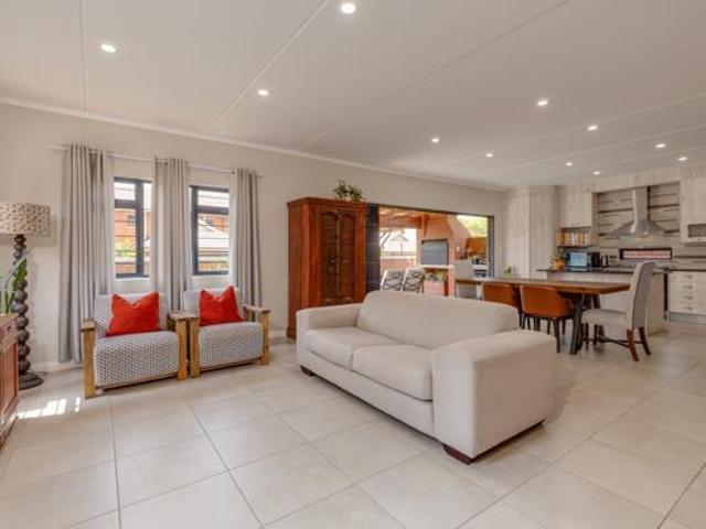 3 Bedroom Townhouse in Eldoraigne