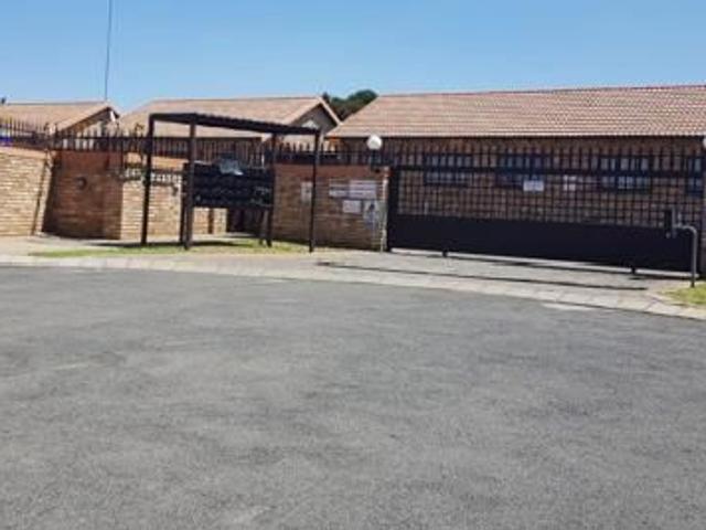 3 Bedroom Townhouse in Grobler Park