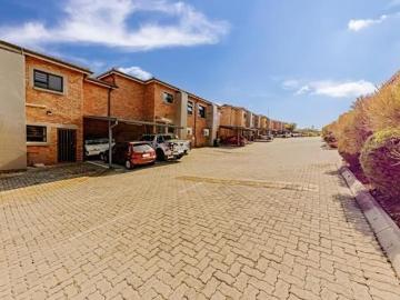 3 Bedroom Townhouse in Helderkruin