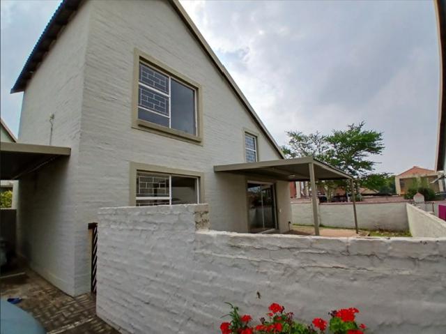3 Bedroom Townhouse in Heuwelsig Estate