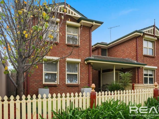 3 Bedroom townhouse in prime location with all the trimmings