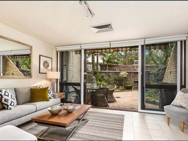 Cosy Three Bedrooms Townhouse in Prime Location with Harbour Views