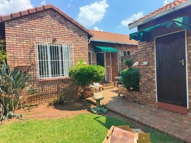 3 Bedroom Townhouse in Rooihuiskraal