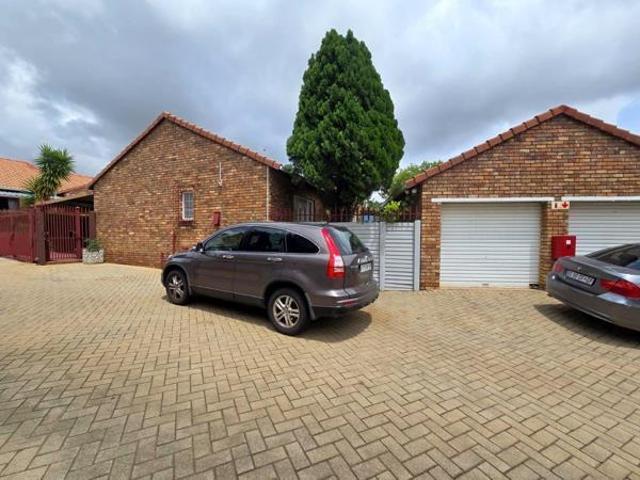 3 Bedroom Townhouse in Rooihuiskraal