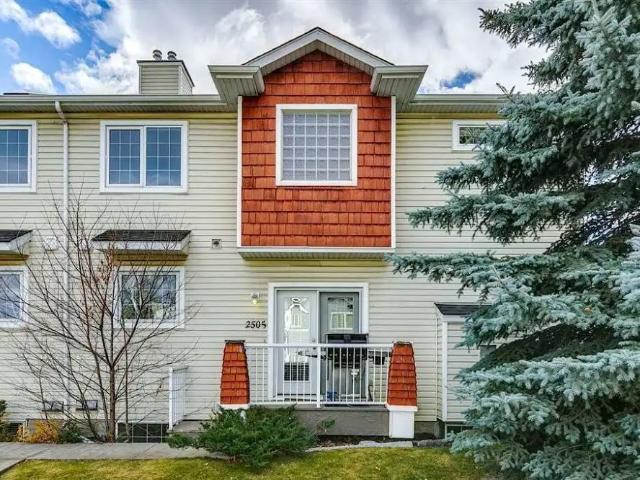 3 Bedroom Townhouse in SW Calgary — 3 Bedrooms Townhouse
