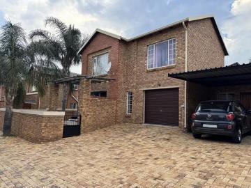 3 Bedroom Townhouse in Willowbrook