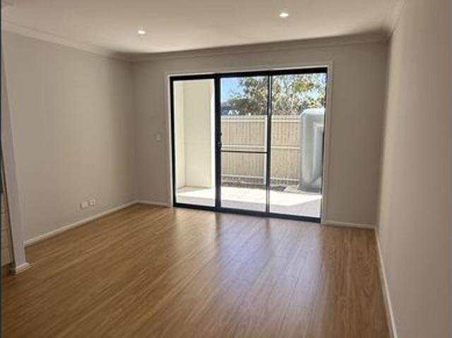 3 Bedroom Townhouse in Woodville West!