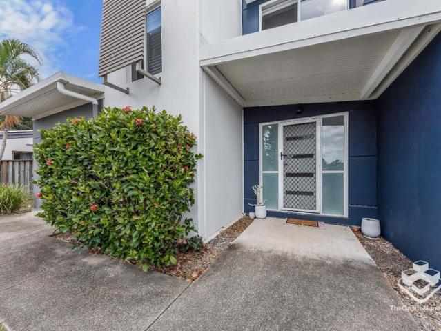 3 BEDROOM TOWNHOUSE PARTLY FURNISHED AMAZING LOCATION