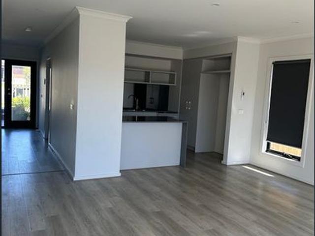 3 BEDROOM TOWNHOUSE ! PRIME LOCATION