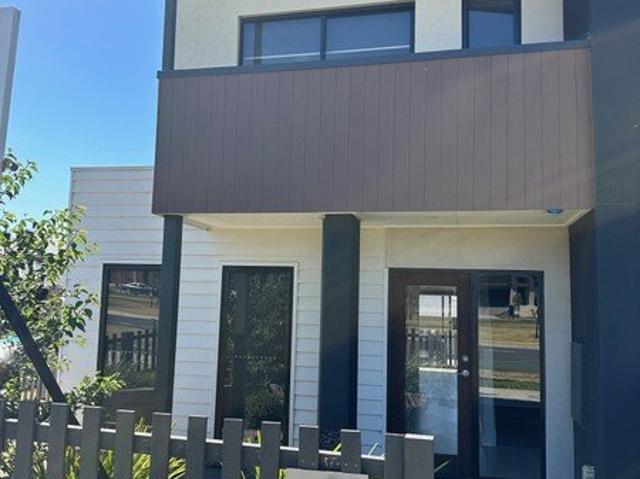 3 BEDROOM TOWNHOUSE ! PRIME LOCATION