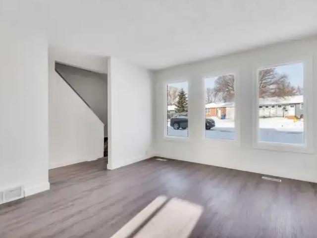3 Bedroom Townhouse Regina SK 104680691