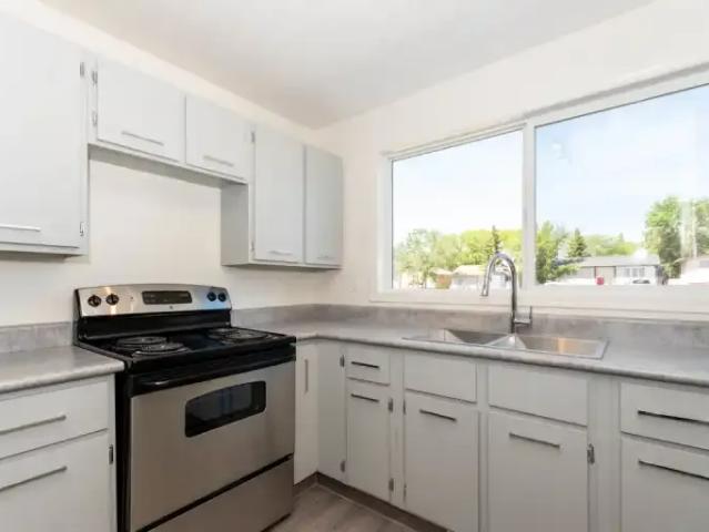 3 Bedroom Townhouse Regina SK 105149342