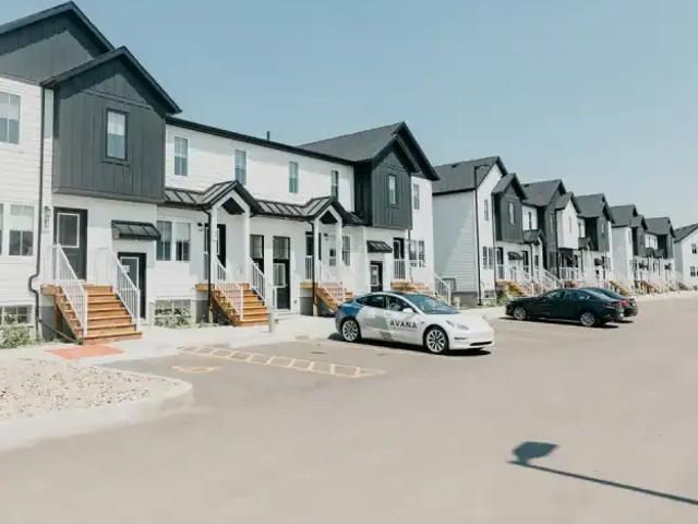 3 Bedroom Townhouse Regina SK 105394297
