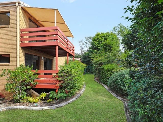 3 Bedroom Townhouse requires renovation!