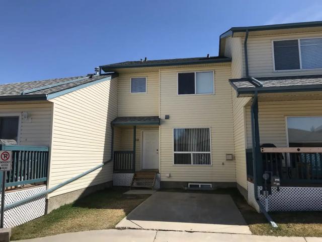 3 Bedroom townhouse steps from NAIT and the Royal Alex Hospital