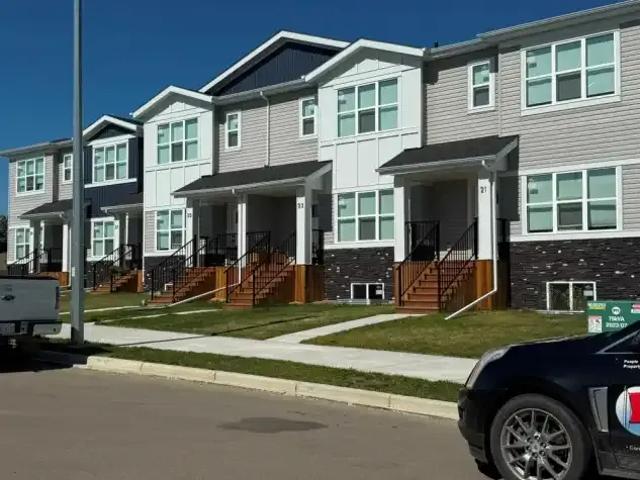 3 Bedroom Townhouse Sylvan Lake AB 105601843