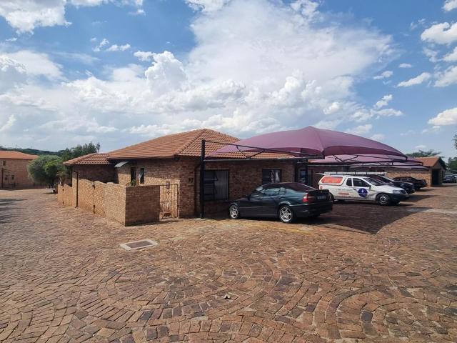 3 Bedroom townhouse sectional rented in North Riding, Randburg