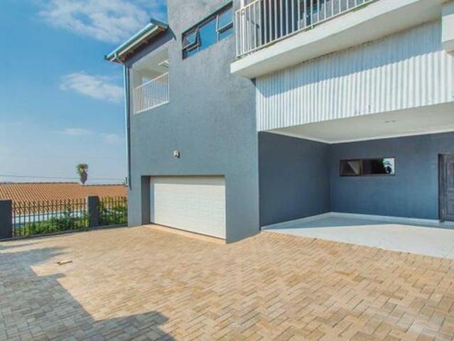 3 Bedroom townhouse sectional to rent in Constantia Kloof, Roodepoort